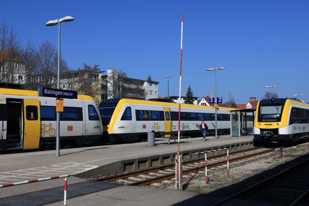 Zwei gelb-weiße Züge im Balinger Bahnhof