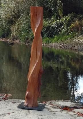 Eine Skulptur per Motorsäge gesägt aus einem Kirschbaumstamm